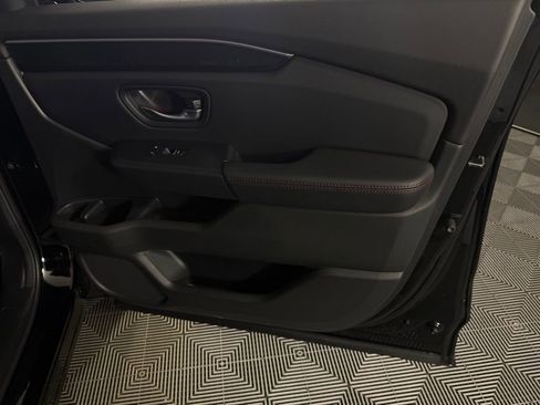 Used 2025 Honda Pilot Black Edition image 35