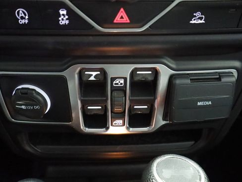 Used 2020 Jeep Renegade Latitude w/ Cold Weather Group AWD/4WD image 35