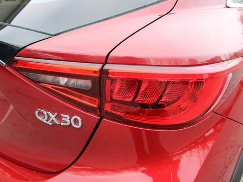 Used 2017 INFINITI QX30 Premium w/ Navigation Package AWD/4WD image 30