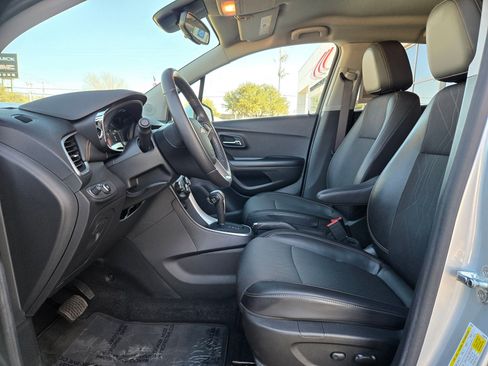 Certified 2022 Chevrolet Trax LT w/ LT Convenience Package image 9