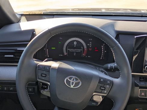 Used 2025 Toyota Camry SE image 22