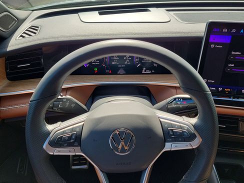 Used 2025 Volkswagen Tiguan SEL R-Line image 21