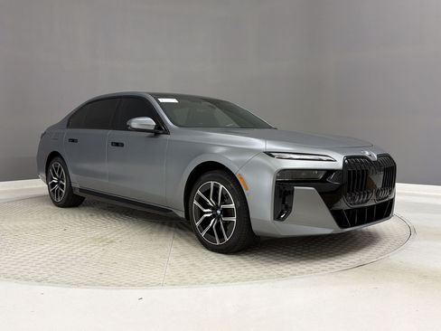Certified 2024 BMW 760i xDrive w/ Executive Package AWD/4WD image 7
