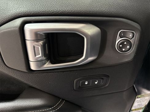 Used 2020 Jeep Wrangler Unlimited Sahara image 23
