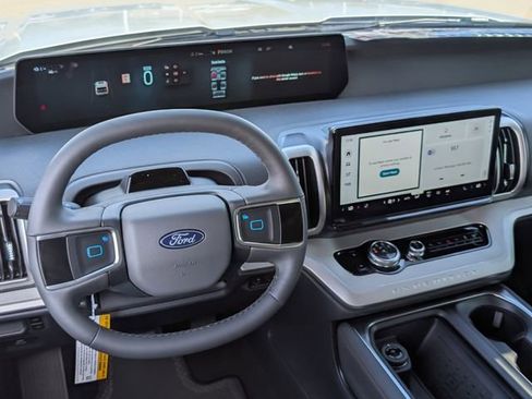 New 2025 Ford Expedition Active image 38