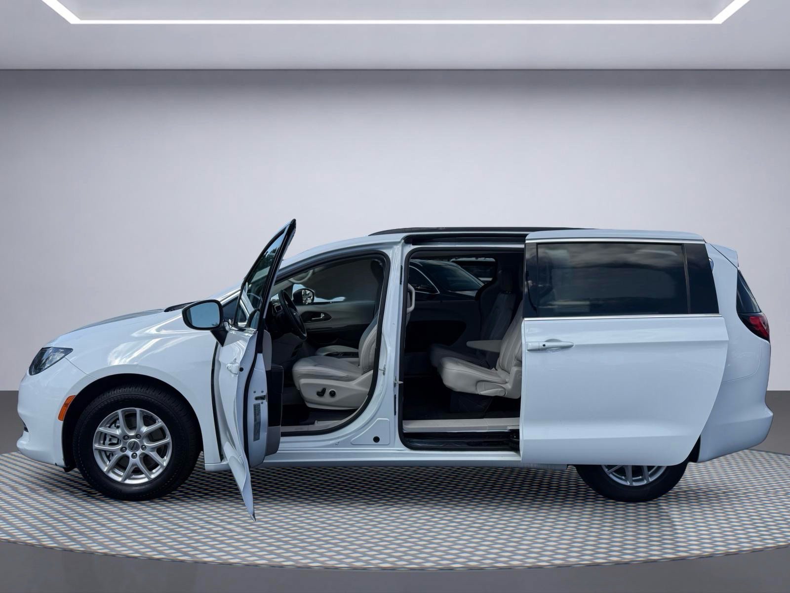 Used 2021 Chrysler Voyager Lxi FWD image 12