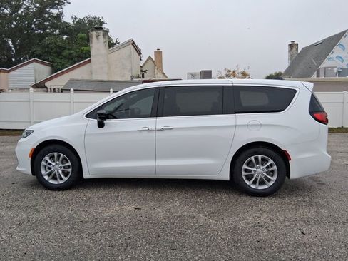 Used 2026 Chrysler Pacifica Select image 4