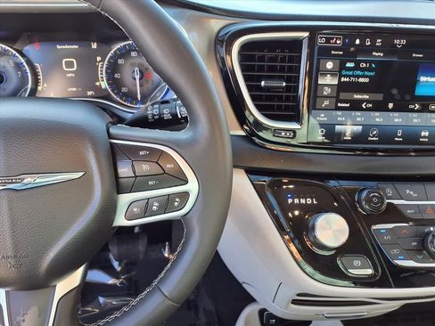 Used 2024 Chrysler Pacifica Touring-L image 11