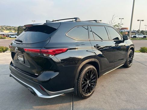Used 2023 Toyota Highlander XSE FWD image 8
