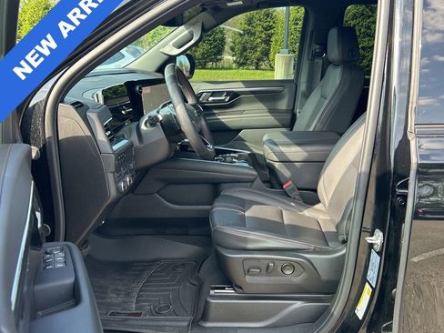 Used 2025 Chevrolet Suburban RST w/ RST Capability Package AWD/4WD image 2