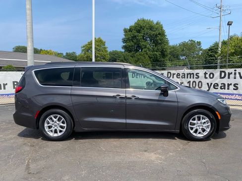 Used 2022 Chrysler Pacifica Touring-L FWD image 2