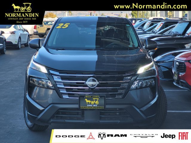 Used 2025 Nissan Rogue SV AWD/4WD image 2