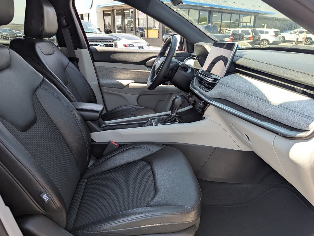 Used 2024 Jeep Compass Latitude AWD/4WD image 32