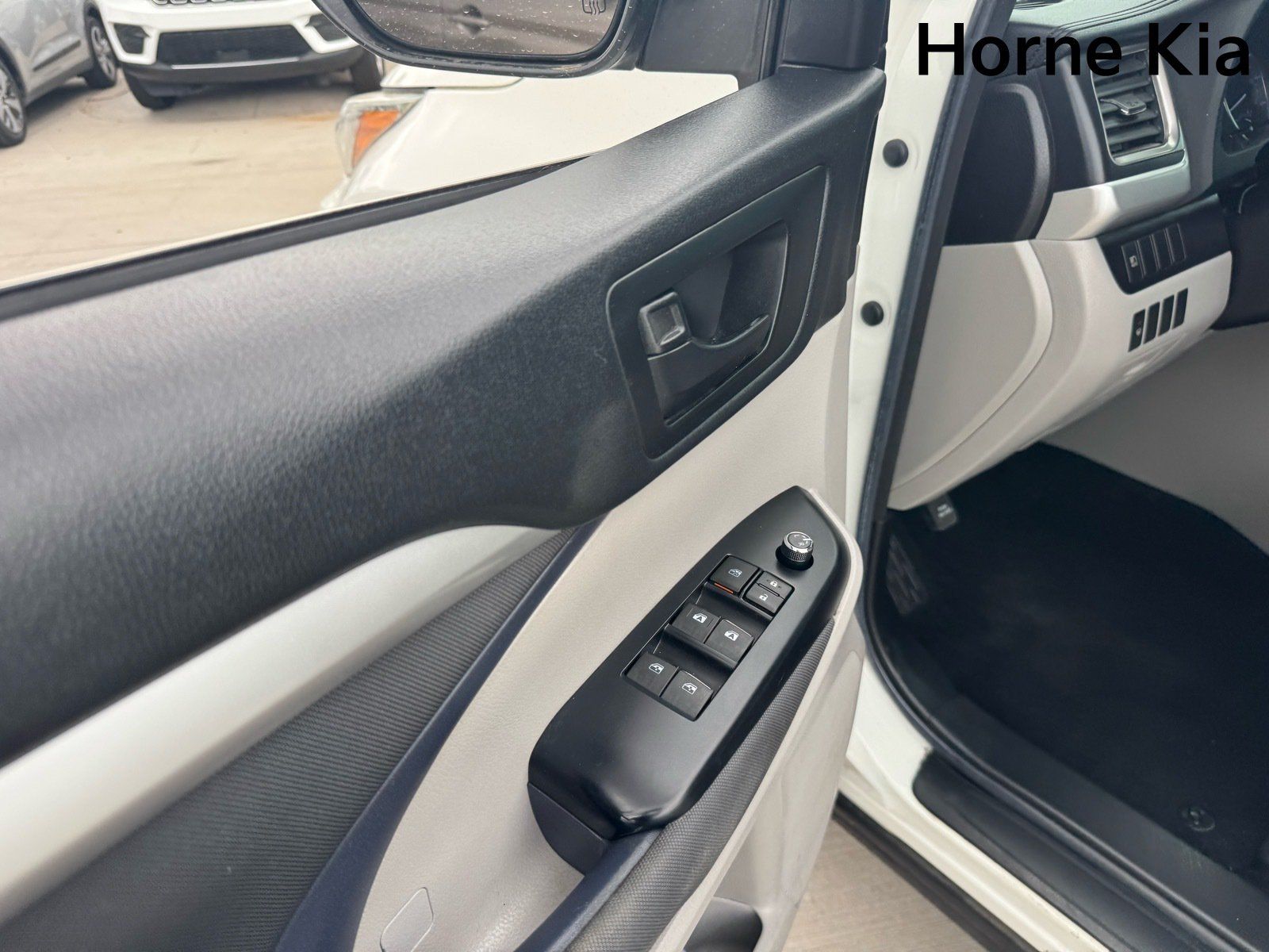 Used 2018 Toyota Highlander LE FWD image 11
