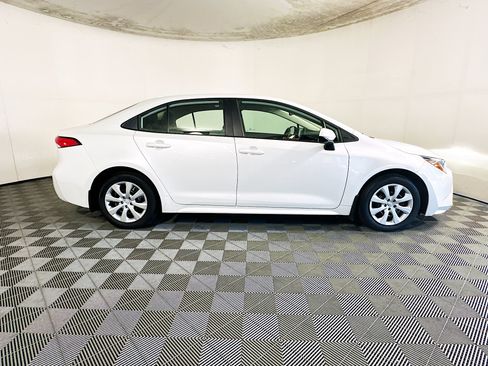 Used 2025 Toyota Corolla LE FWD image 2