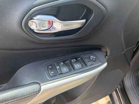 Used 2018 Jeep Cherokee Latitude Plus AWD/4WD image 15