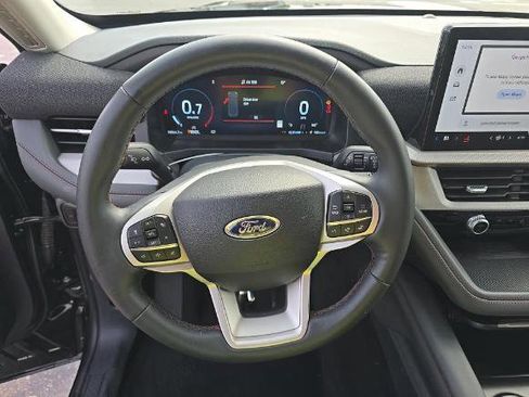 Used 2025 Ford Explorer Active AWD/4WD image 12