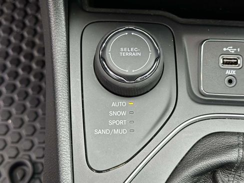 Used 2020 Jeep Cherokee Latitude Plus w/ Comfort/Convenience Group image 30