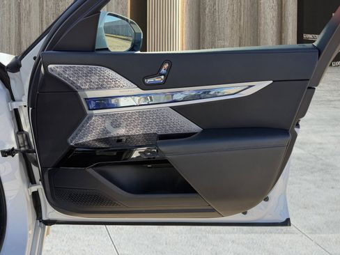 Used 2023 BMW 740i image 91