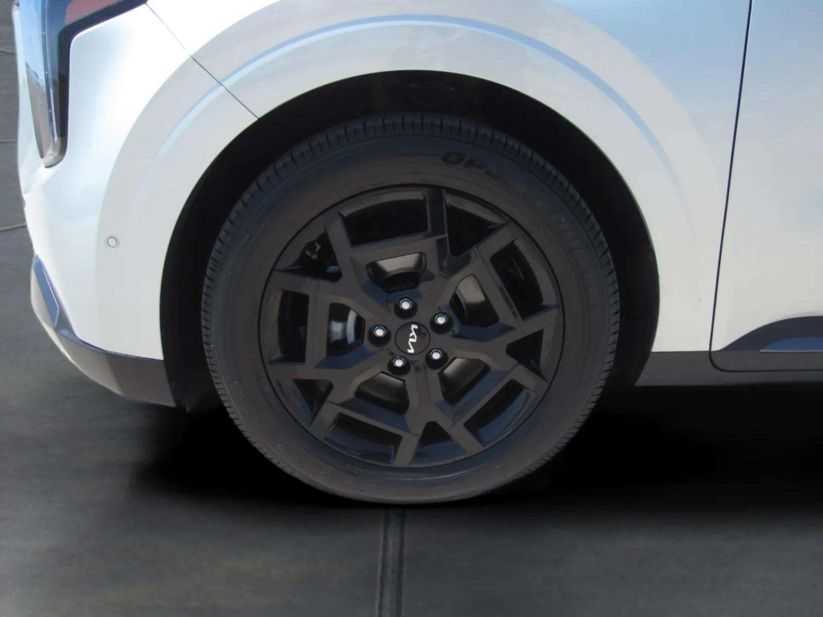 Used 2025 Kia Carnival SX w/ SX Dark Edition Package FWD image 4