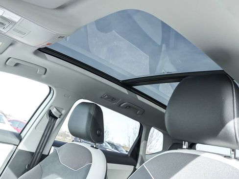 New 2025 Volkswagen Taos SE image 9