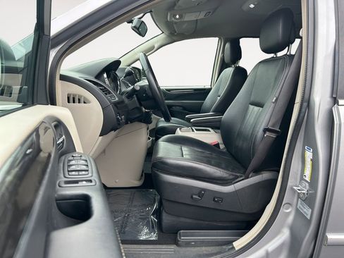 Used 2015 Chrysler Town & Country Touring image 15