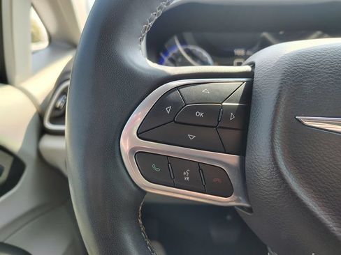 Used 2023 Chrysler Pacifica Touring-L FWD image 11