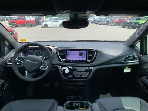New 2026 Chrysler Pacifica Select image 25