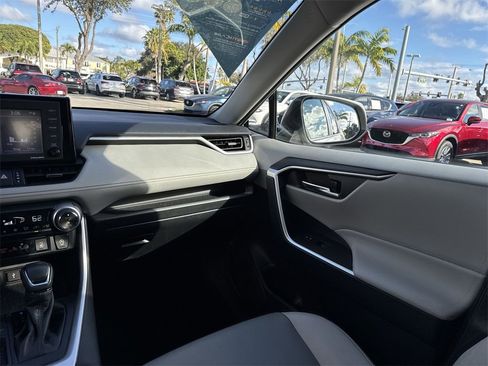 Used 2021 Toyota RAV4 XLE Premium image 16