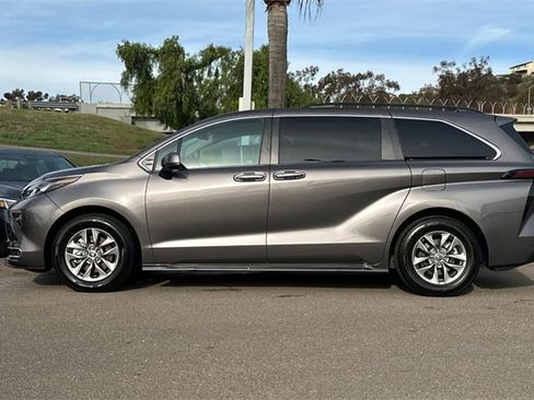 Used 2024 Toyota Sienna XLE image 9