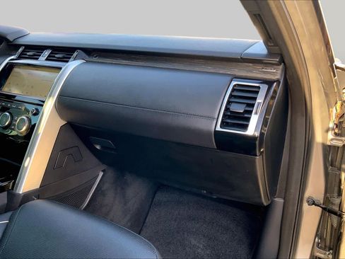 Used 2018 Land Rover Discovery HSE Luxury AWD/4WD image 17
