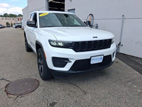 Certified 2023 Jeep Grand Cherokee Altitude AWD/4WD image 3