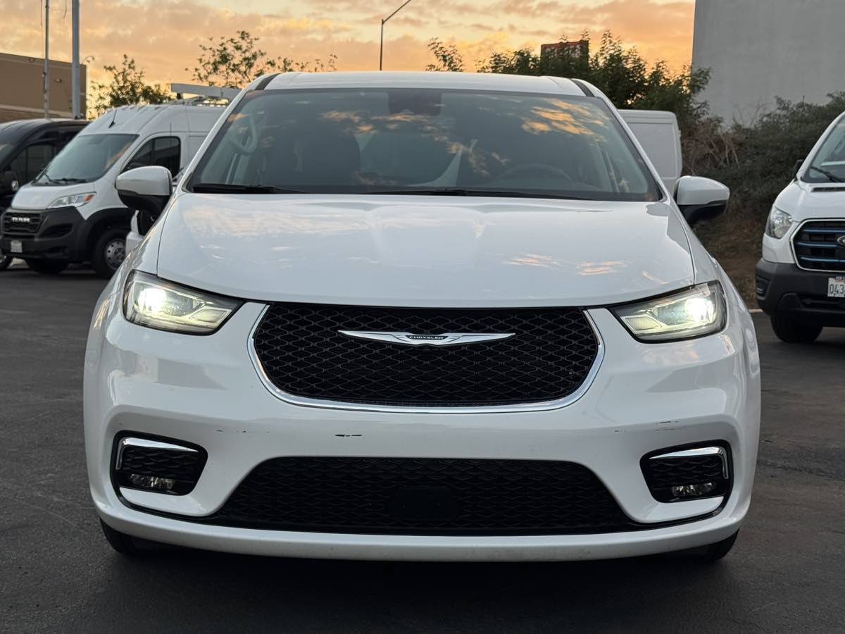 Used 2023 Chrysler Pacifica Touring-L FWD image 5
