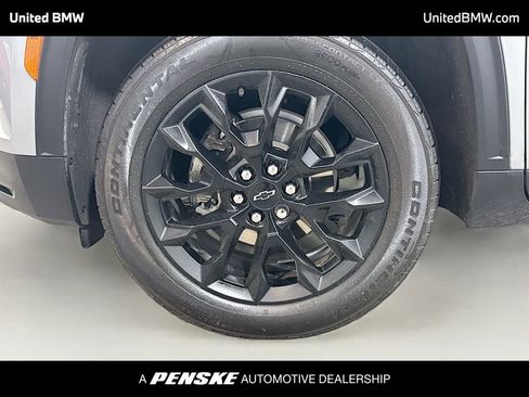 Used 2025 Chevrolet Traverse LT w/ Midnight/Sport Edition FWD image 2