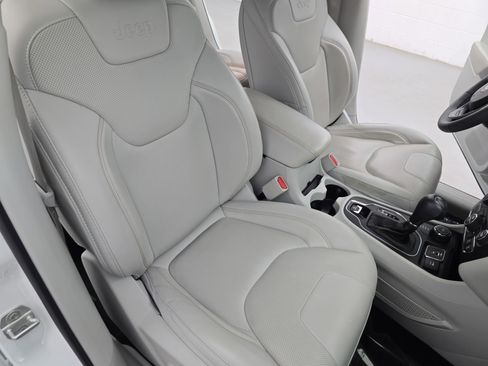 Used 2022 Jeep Cherokee Latitude Lux w/ Sun & Sound Group AWD/4WD image 10