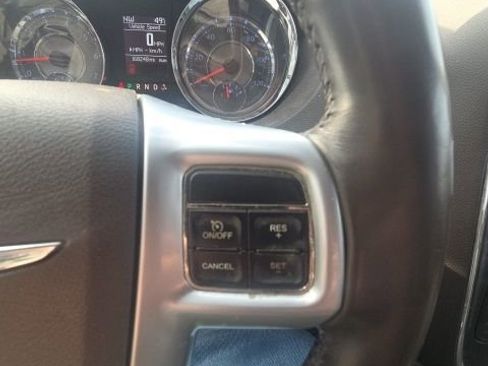 Used 2013 Chrysler Town & Country Touring image 28