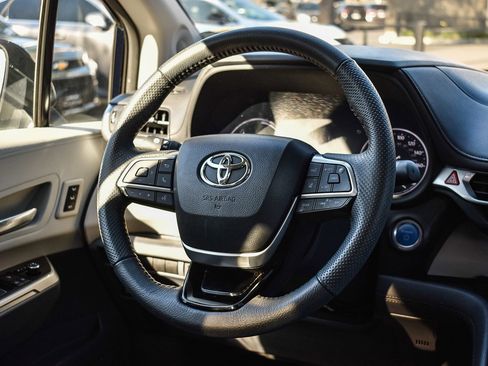 Used 2023 Toyota Sienna Limited image 15
