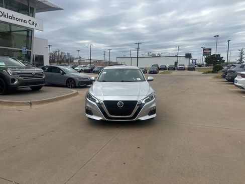 Used 2021 Nissan Altima 2.5 SV image 2