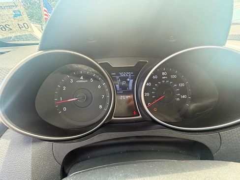Used 2016 Hyundai Veloster FWD image 13