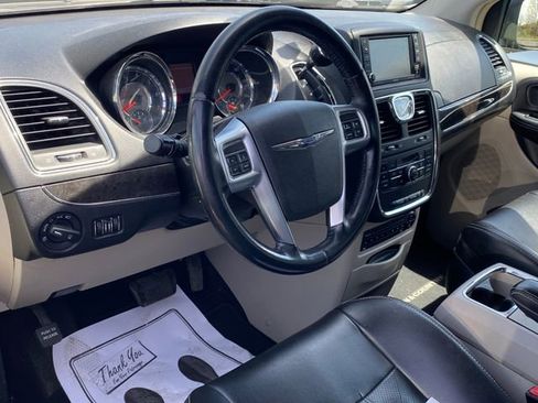 Used 2011 Chrysler Town & Country Touring-L w/ Entertainment Group #2 FWD image 5