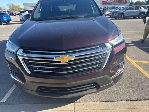 Used 2023 Chevrolet Traverse LT FWD image 2