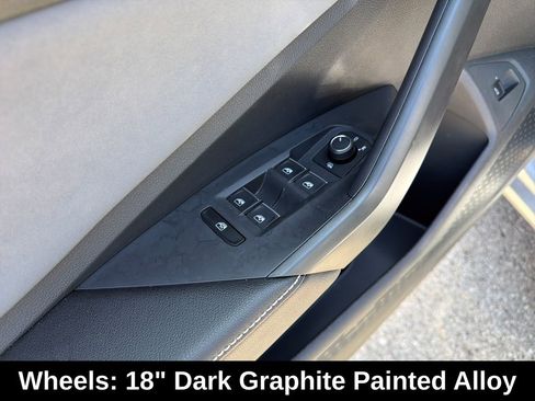 Used 2025 Volkswagen Jetta SE w/ Sunroof Package FWD image 21