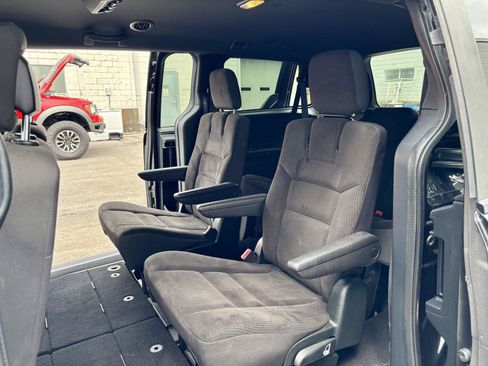 Used 2018 Dodge Grand Caravan SE FWD image 16