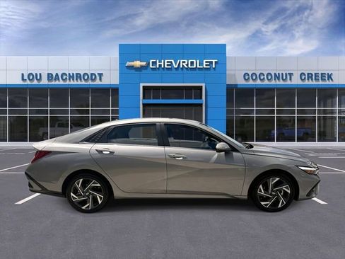 Used 2025 Hyundai Elantra SEL FWD image 9