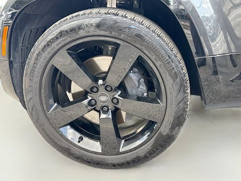 Used 2025 Land Rover Defender 90 X-Dynamic SE AWD/4WD image 43
