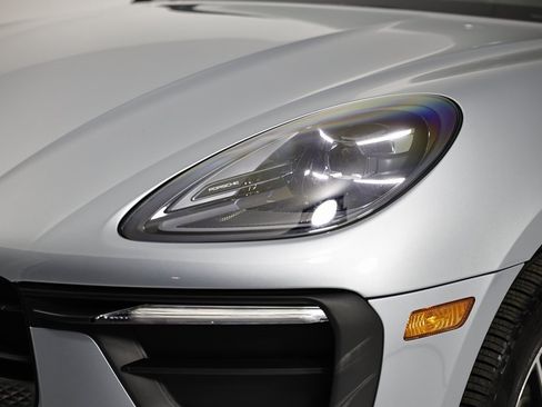 Certified 2025 Porsche Macan image 11