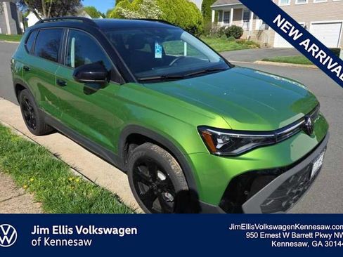 Used 2025 Volkswagen Taos SE AWD/4WD image 1