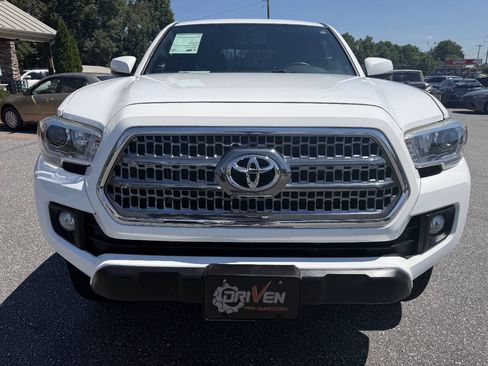 Used 2017 Toyota Tacoma TRD Off-Road w/ Tow Package (A/T) AWD/4WD image 4