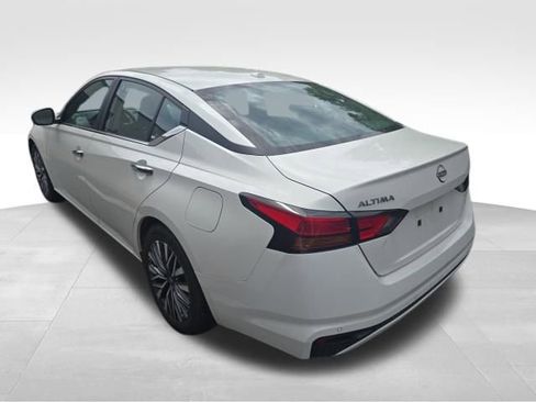 Used 2025 Nissan Altima 2.5 SV FWD image 3