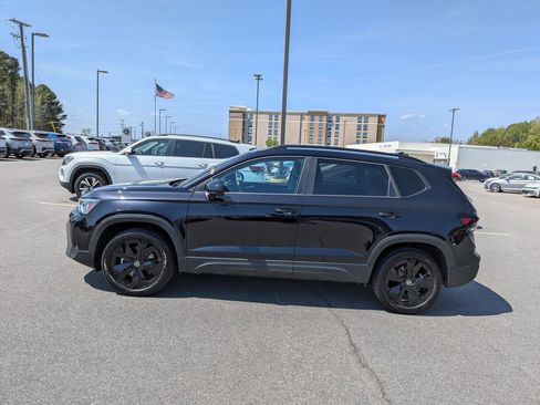 Used 2025 Volkswagen Taos SE image 6